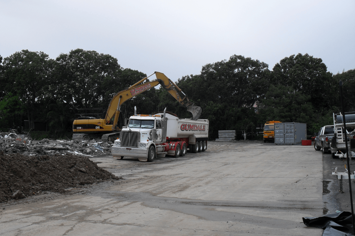 Photo of the 72–74 Musgrave Street, Kirra demolition project featuring Gumdale machinery operating on site | Featured image for Coles, Rochedale.