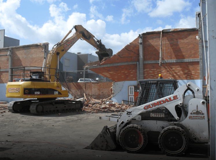 Demolishing a brick building | Featured image for Brisbane Demolition Companies Home Page Gumdale Demolitions