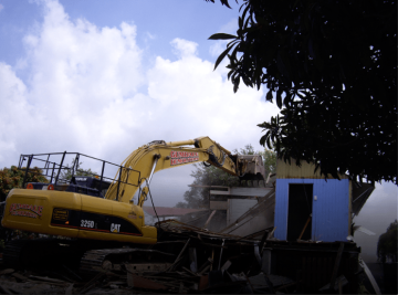 Demolishing a wooden structure | Featured image for Brisbane Demolition Companies Home Page Gumdale Demolitions