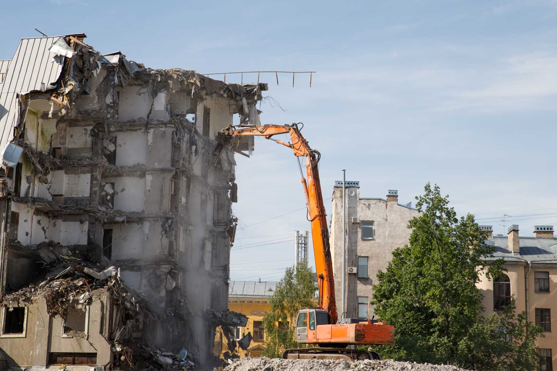 Demolition of building using hydraulic excavator | Featured image for The 8 Tips on Demolition Safety blog by Gumdale Demolition.