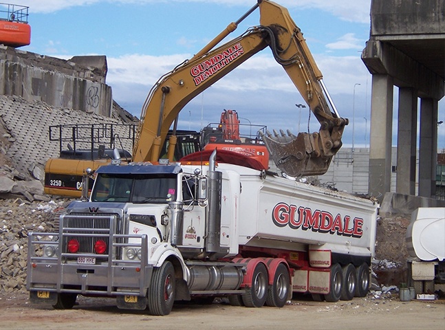 Truck being loaded with demolition waste | Featured image for Residential Demolition Landing Page for Gumdale Demolition.